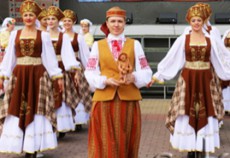 Абласное свята народных мастацкіх рамёстваў «Слуцкія паясы» праходзіць у Слуцку.