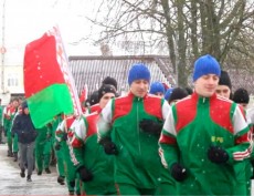 Военнослужащие 30-й отдельной Краснознаменной железнодорожной бригады пробежали по улицам Слуцка в поддержку мира и безопасности