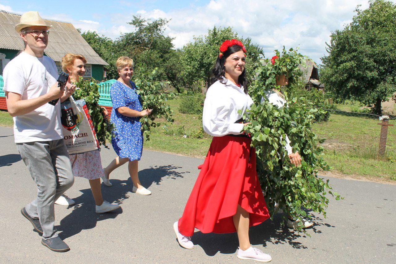 Старинный белорусский обряд продемонстрировали в деревне Городище на Троицу  | Культура | Новости Слуцка и Слуцкого района Газета 