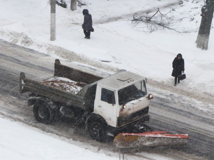 Снегопад: коммунальщики чистят улицы и дворы, а ГАИ призывает участников дорожного движения к соблюдению повышенных мер безопасности