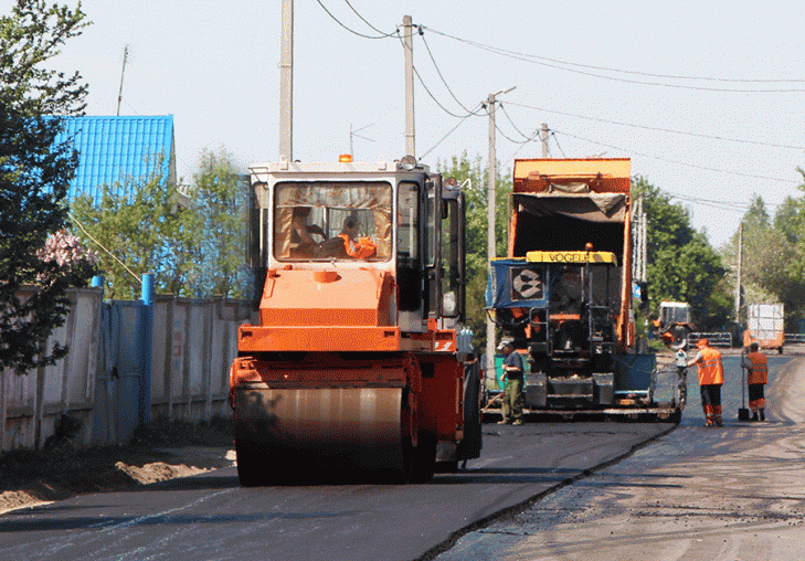 Работники филиала ДЭУ-64 РУП «Минскавтодор-Центр» ведут укладку асфальтобетонного покрытия на улице Козинцева-Прокопчика в Слуцке