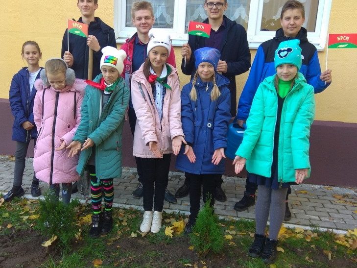 Школьники Слуцкого района принимают участие в акции «Посади дерево: сделай Минщину краше»