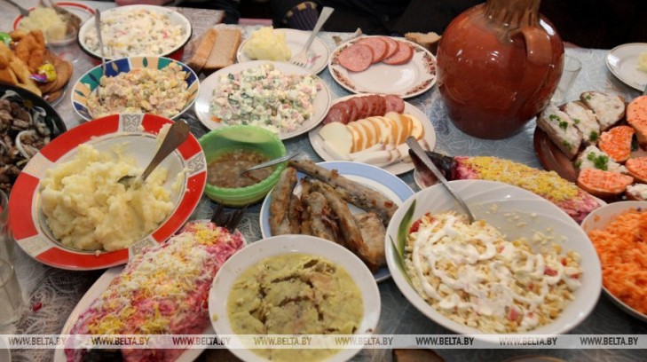 Эпидемиологи дали советы для безопасного новогоднего застолья