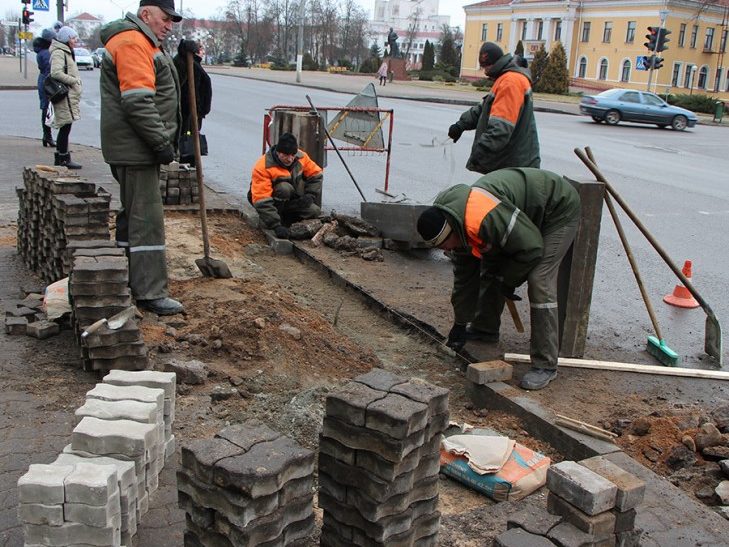 В Слуцке снижают бордюры