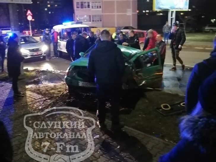 ДТП в Слуцке. Уходя от погони, автомобиль врезался в столб и перевернулся