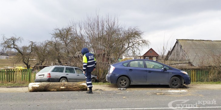В деревне Городище ДТП: бревно с лесовоза повредило два автомобиля