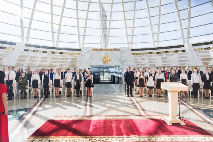 Александр Турчин вручил паспорта 23 учащимся Минщины