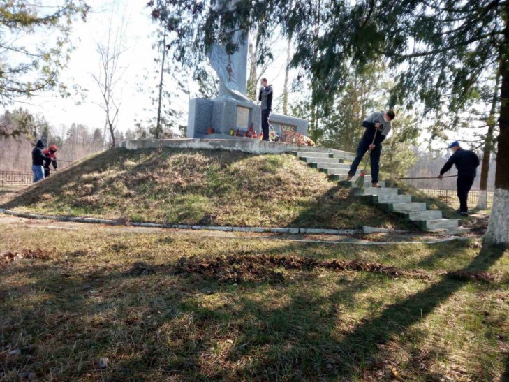 К 75-летию Победы слуцкие милиционеры навели порядок на мемориальном комплексе в Переходах