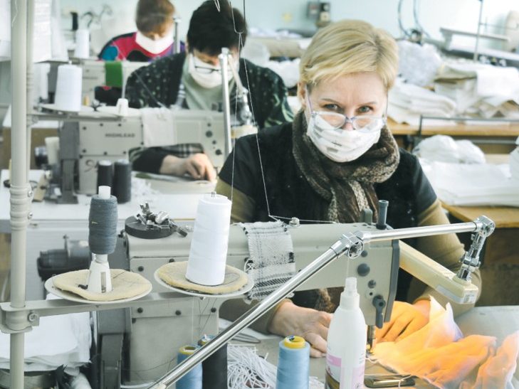 На прадпрыемствах Слуцка наладжана вытворчасць ахоўных масак