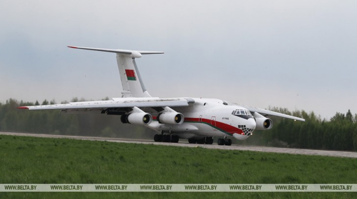 Средства защиты и линия по производству респираторов прибыли в Беларусь из Китая