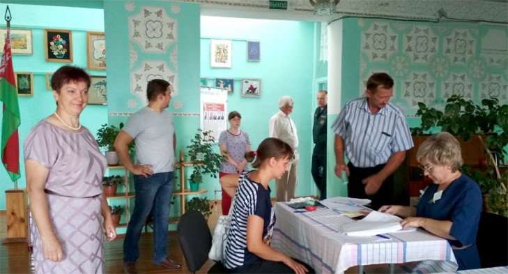 На участок для голосования №68 активно идут сельчане разных возрастов