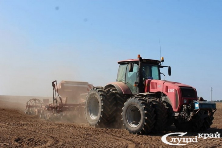 Подготовка почвы, сев озимых, уборка картофеля – на Слутчине активно идут полевые работы