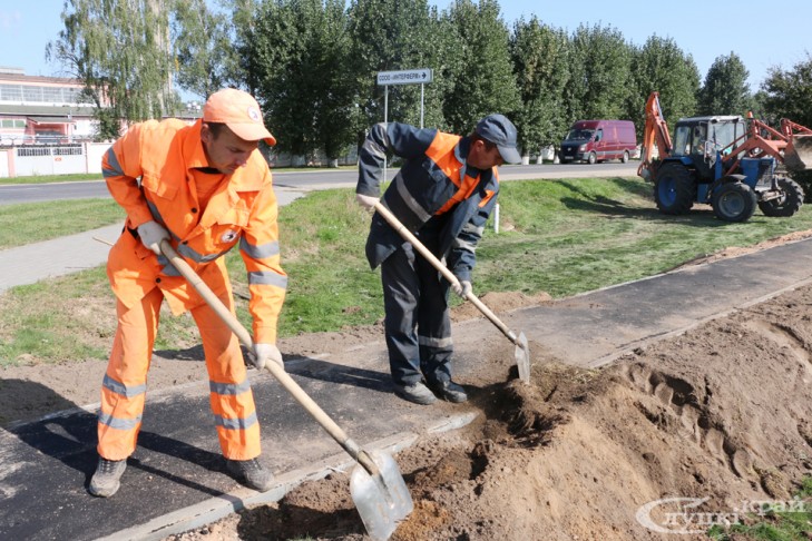 Около Слуцкого дрожжевого завода работники ДРСУ №125 обустроили пешеходную дорожку