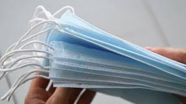 Минздрав: люди неохотно возвращаются к масочному режиму