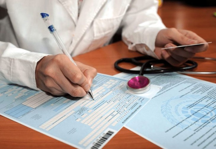 При посещении пациента с COVID-19 терапевты могут выписывать больничные контактам 1-го уровня