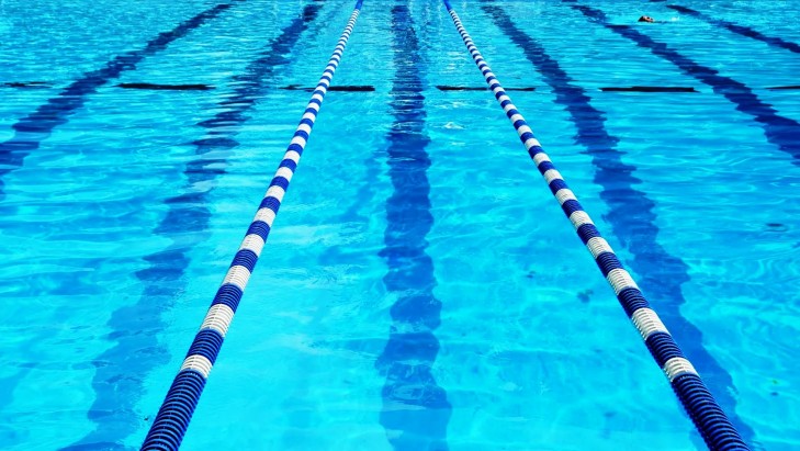 Вирус, вызывающий COVID-19, не передается через воду или при плавании