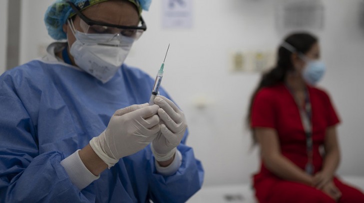 ВОЗ считает побочные эффекты вакцин от COVID-19 ожидаемой реакцией организма