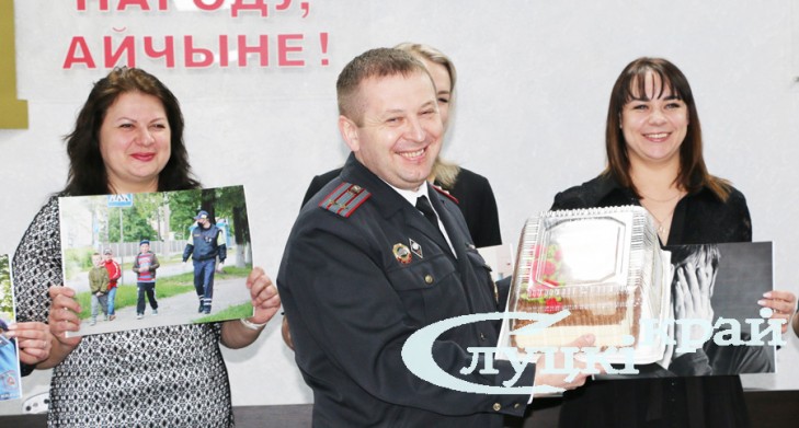 Работники культуры и райкома БРСМ поздравили слуцких милиционеров с профессиональным праздником