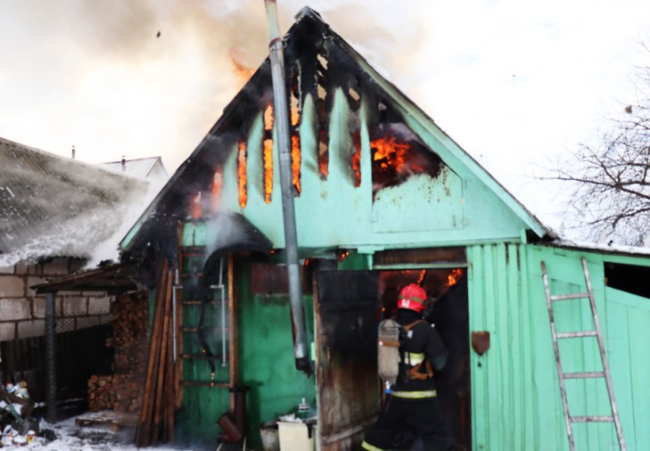 В Слуцке горела хозпостройка. Никто не пострадал