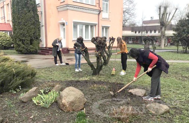 Убирают, садят цветы – сотрудники краеведческого музея благоустраивают территорию