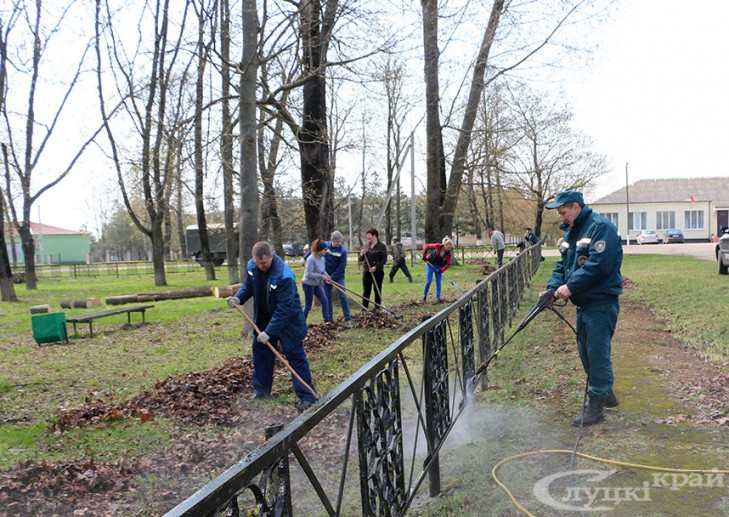 В рамках мероприятий, посвященных Году народного единства, депутаты Слуцкого районного Совета депутатов провели благоустройство сквера в агрогородке Греск