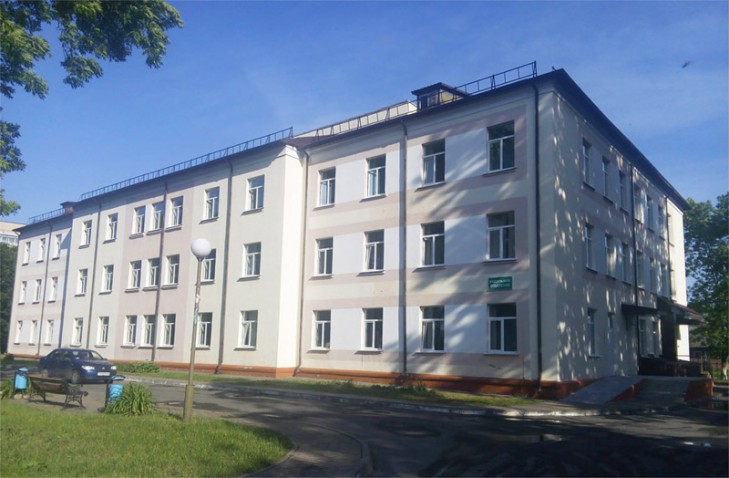 Скамейки возле Слуцкого роддома отремонтируют