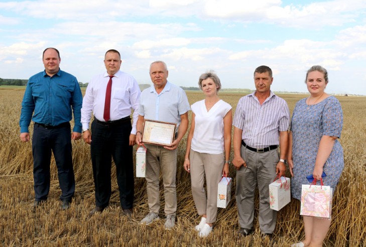 В совхозе «Рачковичи» намолотили более 10 тысяч тонн зерна. Лучший показатель в районе