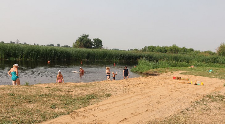 В зоне отдыха в 11-м городке подсыпали пляж