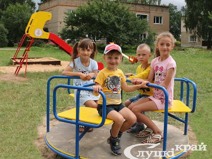 Новыя дзіцячыя гульнёвыя комплексы з’явіліся ў некаторых вёсках Случчыны