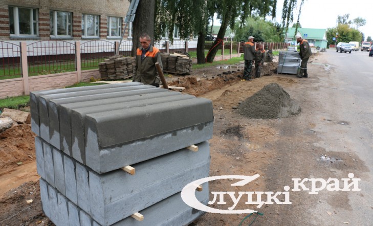 Возле СШ №9 начаты работы по укладке тротуара