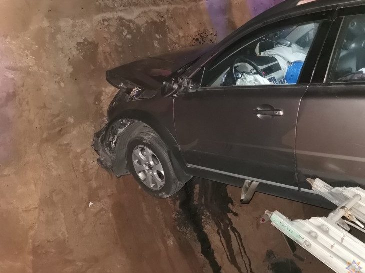 Вблизи Квасыничей автомобиль Volvo выехал на ремонтируемый участок автодороги и съехал в ров