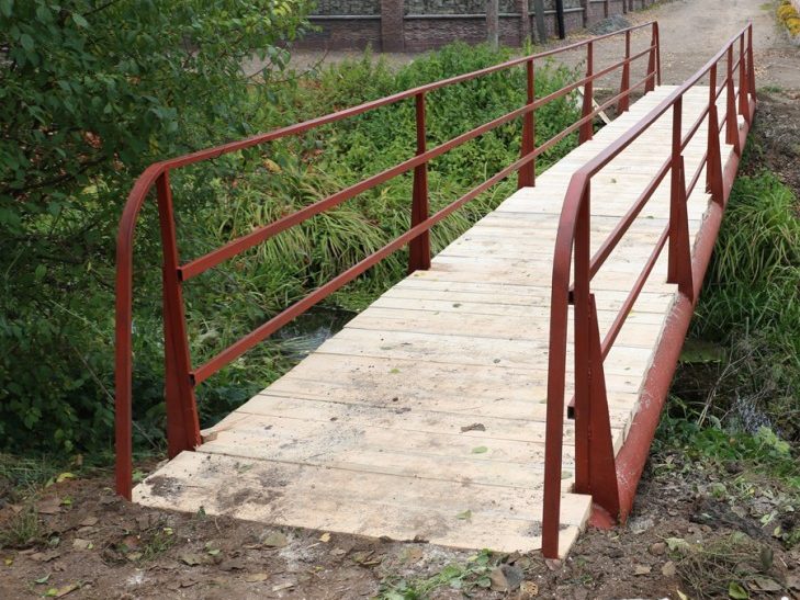 Отремонтирован пешеходный мост в районе улицы Монахова