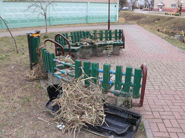 На набережной Бычка мусор “спрятали” за скамейку