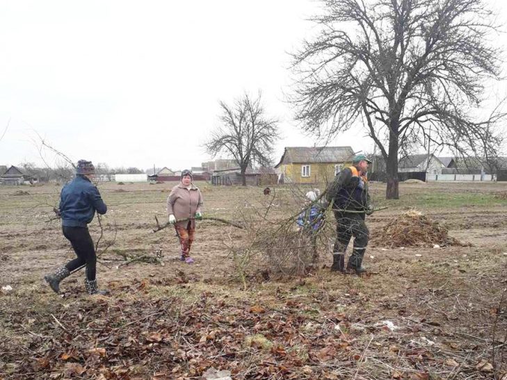 В наведении порядка на земле приняли участие и жители Знаменского сельсовета
