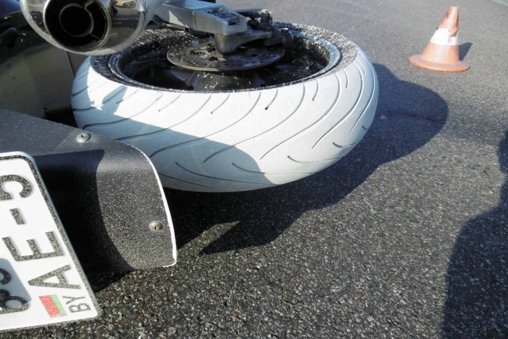 Мужчина на мопеде не разъехался с дорожным блоком в Слуцке