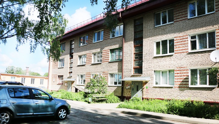 Жительница дома №134 по улице Социалистической в Слуцке обеспокоена состоянием подъезда