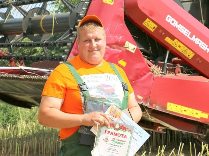 Радион Березовский первым в районе среди молодых комбайнеров намолотил тысячу тонн зерна