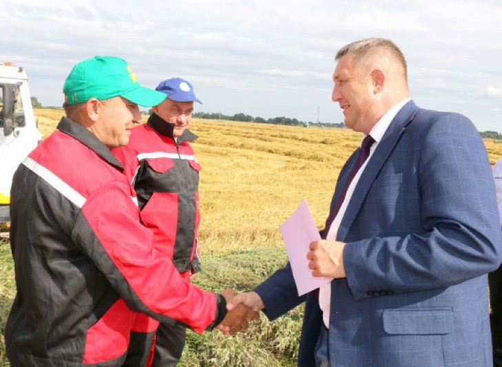 Председатель Слуцкого райисполкома поздравляет лидеров жатвы