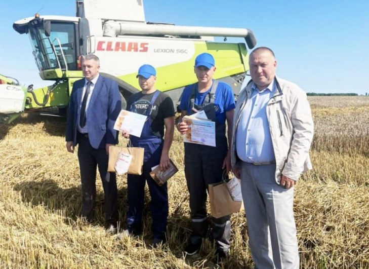 На Слутчине продолжают чествовать лидеров жатвы