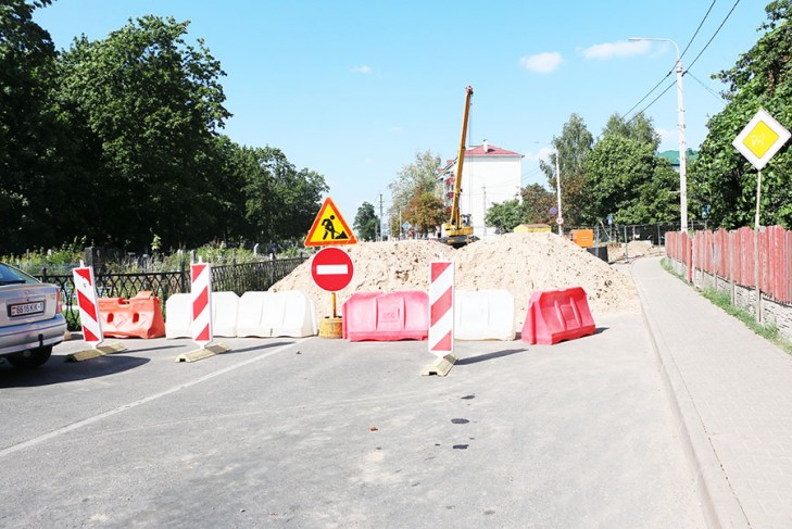 На перекрестке улиц 14 Партизан и Зеленой в Слуцке завершают ремонтные работы