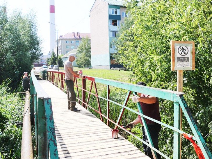 Як рамантуюць мост праз раку Случ, які вядзе да гімназіі №1
