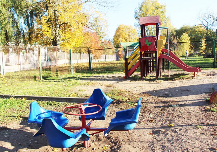 Фотофакт: карусель на детской площадке в парке отремонтировали