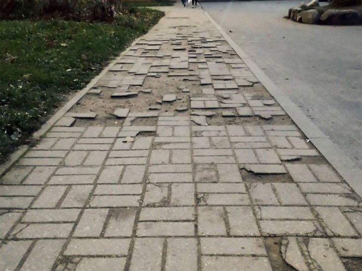 Возле дома №3а по улице Зеленой в Слуцке проблемный тротуар