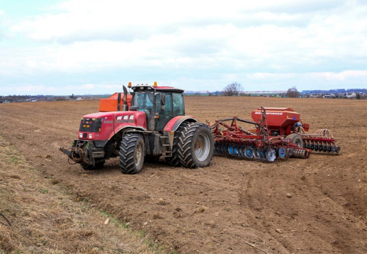 Труженики Слутчины – на полевых работах. Кто в числе лидеров?