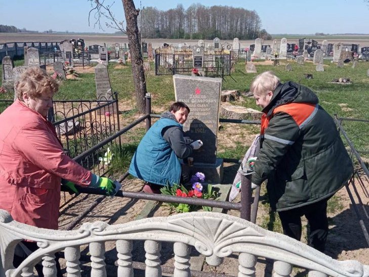 Сотрудники Весейского сельисполкома приняли участие в республиканском субботнике