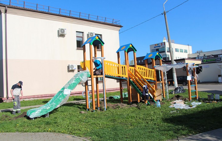 Новый детский игровой комплекс, благоустройство городского парка, уборка улиц