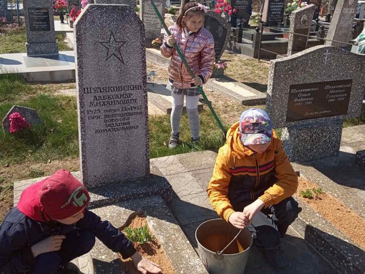 Благоустройство памятников, наведение порядка на территории, очистка водоема