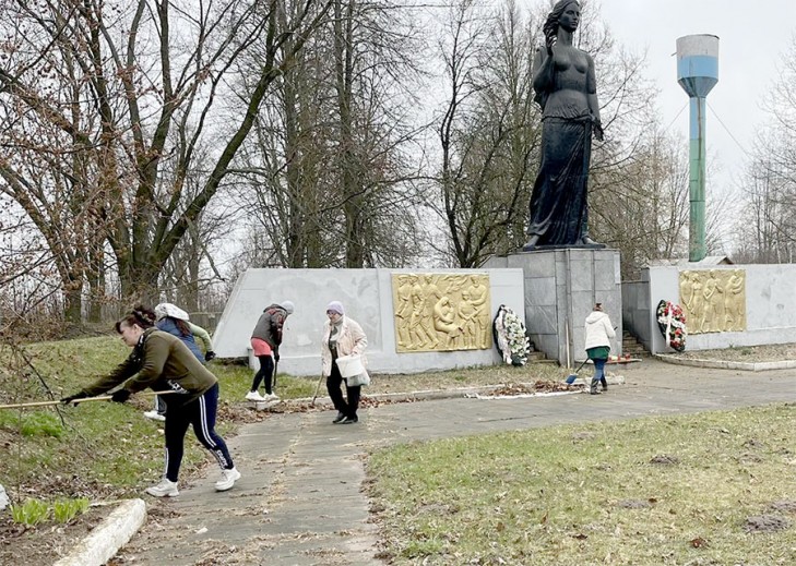 На мемориальном комплексе в Козловичах во время субботника убирали территорию