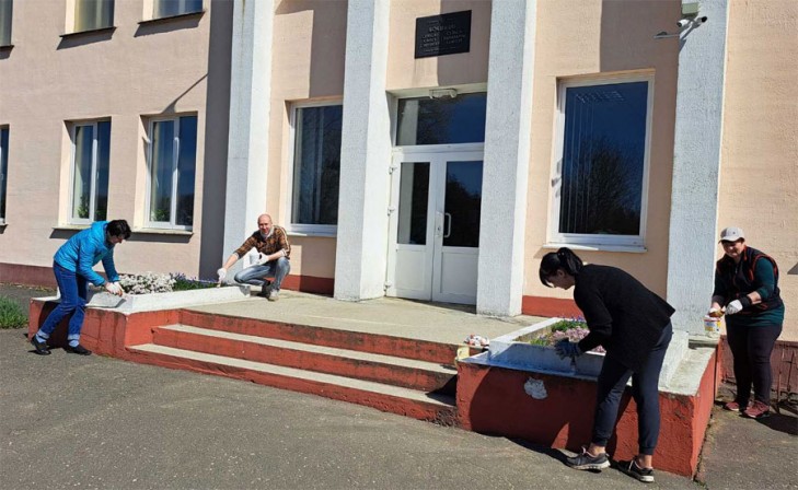 В Бокшицком сельсовете во время республиканского субботника благоустраивают территорию