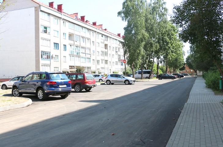 На улице Строителей продолжаются работы по благоустройству придомовых территорий
